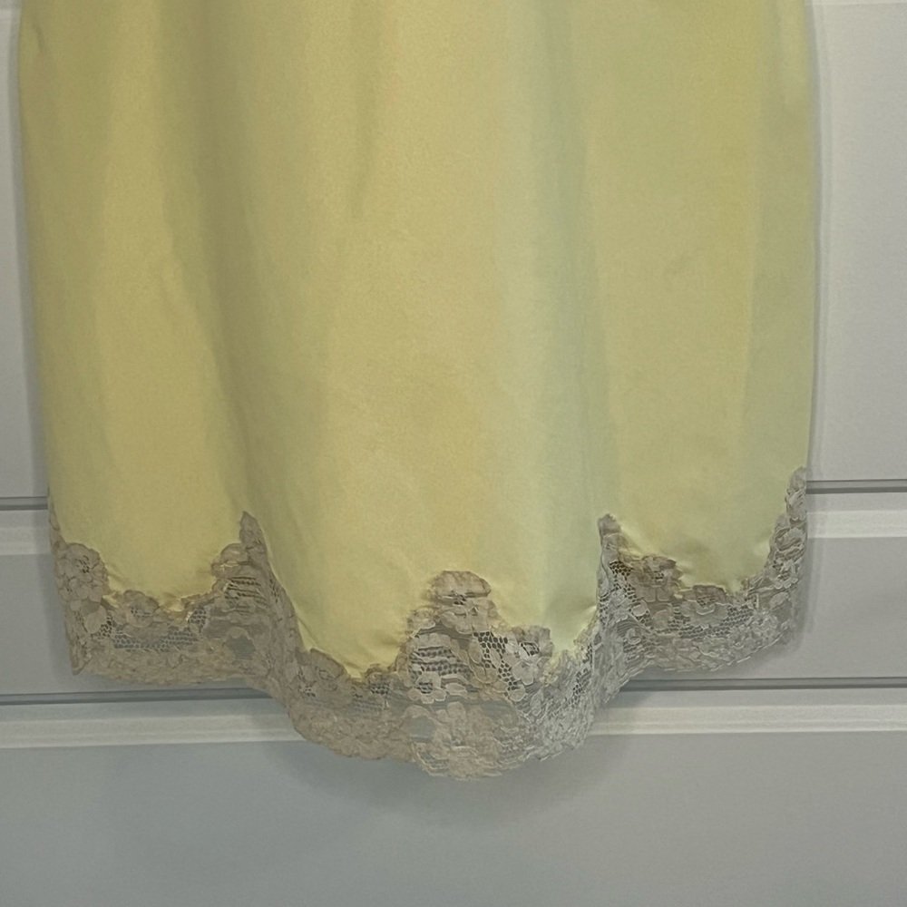 Vintage Pale Yellow Slip with Beige Lace Trim - Picture 4 of 13